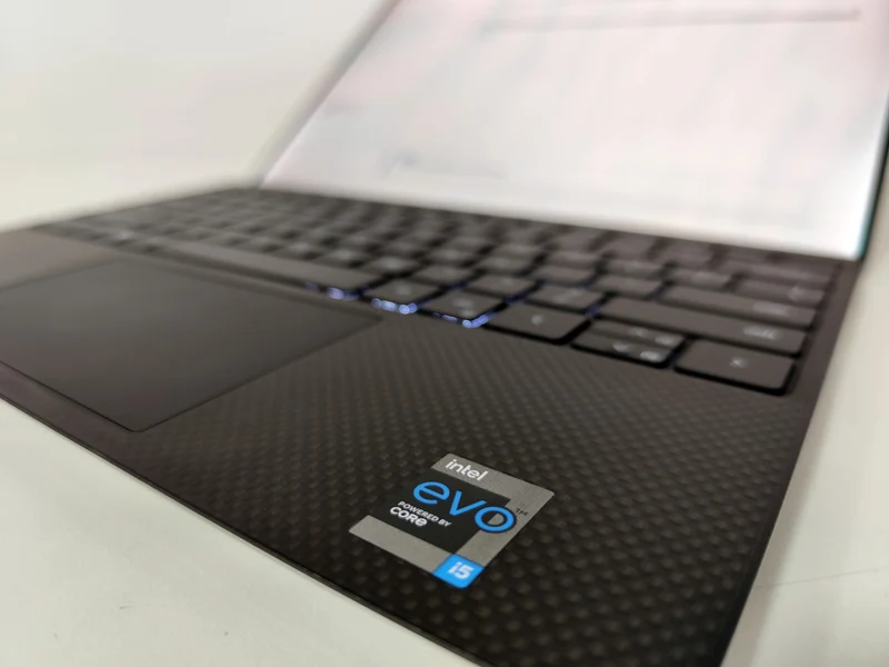 Dell XPS 9310 Notebook 13″ 4K TouchScreen | Intel Core i5-1135G7 | Ram 16 GB | FreeDOS Eleganza e Potenza
