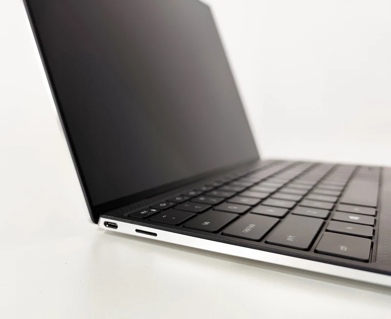 Dell XPS 9310 Notebook 13″ 4K TouchScreen | Intel Core i5-1135G7 | Ram 16 GB | FreeDOS Eleganza e Potenza
