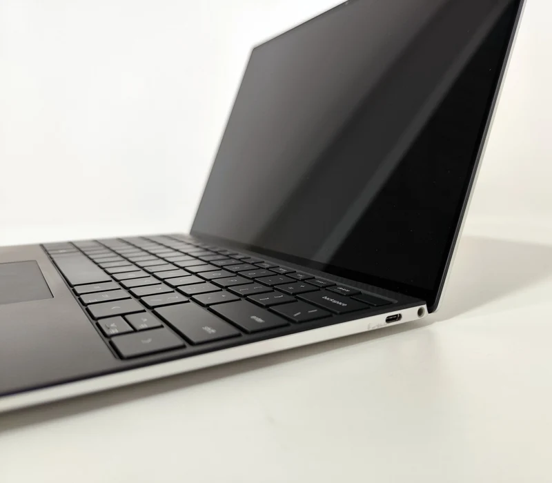 Dell XPS 9310 Notebook 13″ 4K TouchScreen | Intel Core i5-1135G7 | Ram 16 GB | FreeDOS Eleganza e Potenza