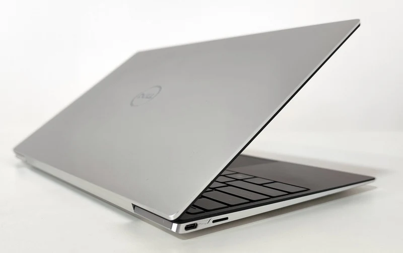 Dell XPS 9310 Notebook 13″ 4K TouchScreen | Intel Core i5-1135G7 | Ram 16 GB | FreeDOS Eleganza e Potenza