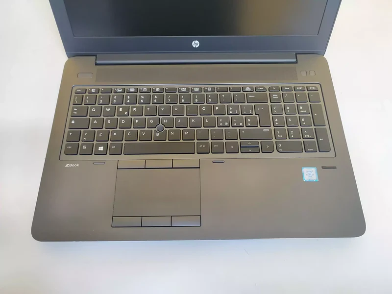 HP ZBook 15 G3 Notebook WorkStation | 15″ Pollici FullHD | Intel core i7-6820hq 2.7Ghz | 32Gb Ram | 512Gb SSD | Nvidia Quadro M1000 | Tastiera Italiana Retroilluminata | Windows 11 Pro Grado B