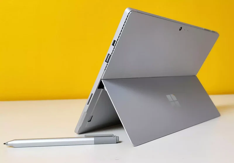 Microsoft Surface Pro 4 Tablet 12.3" 2736x1824 pixel| Intel Core i5-6300U 2.4Ghz | Ram 4Gb | SSD 128Gb | Penna inclusa Wi-Fi 5 (802.11ac) Windows 11 Pro