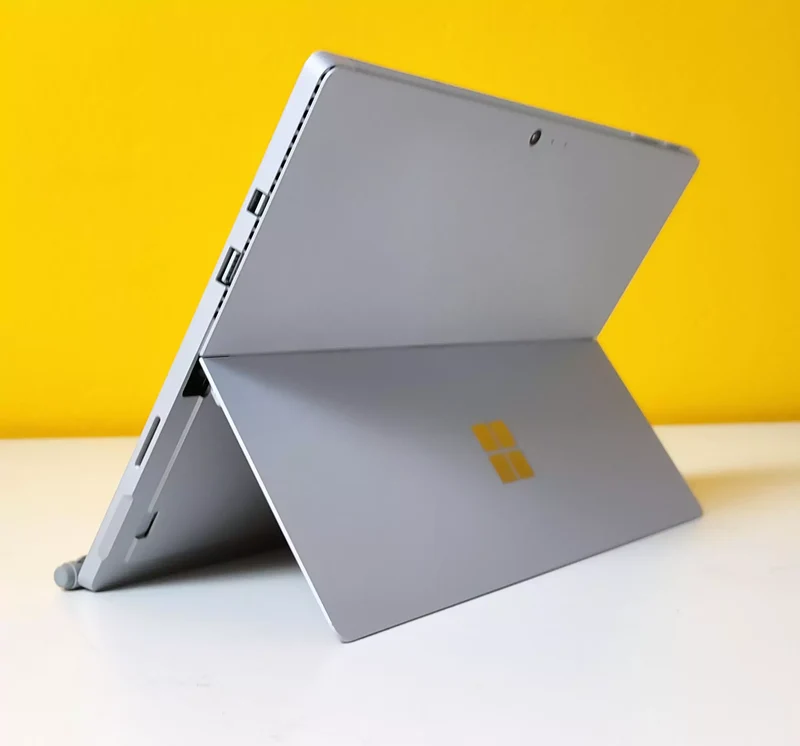 Microsoft Surface Pro 4 Tablet 12.3" 2736x1824 pixel| Intel Core i5-6300U 2.4Ghz | Ram 4Gb | SSD 128Gb | Penna inclusa Wi-Fi 5 (802.11ac) Windows 11 Pro