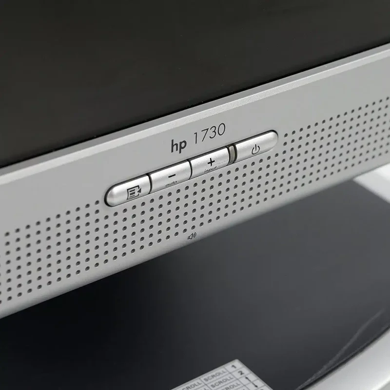 HP L1730 Monitor LCD TFT 17″ Pollici 1280×1024 Pixel Contrasto 450:1 Luminosità 300 cd/m² Tempo di risposta 8ms VGA DVI Casse audio