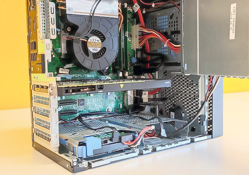 DELL Precision T3630 Workstation | Intel Core i7-8700K 3.7Ghz | Ram 32Gb | SSD 1Tb + 3Tb Sata | Nvidia Quadro M4000 8Gb | Windows 11 Pro Perfetta per chi cerca potenza di calcolo