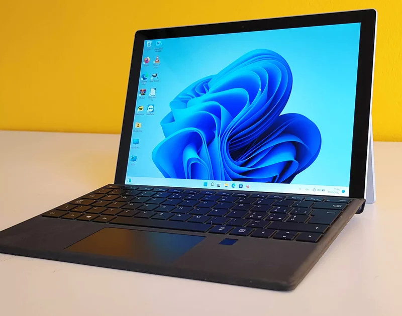 Microsoft Surface Pro 5 1807 Convertibile 2 in 1 12.3" 2736x1824 Pixel | Intel Core i5-7300U 2.6Ghz | Ram 8Gb | SSD 256Gb | Windows 11 Pro Wi-Fi 5 802.11ac