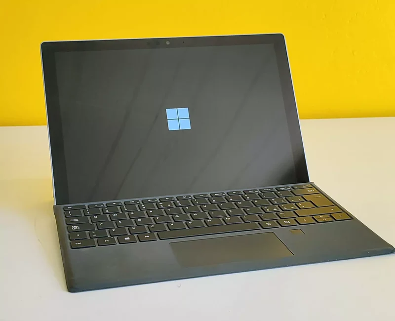 Microsoft Surface Pro 5 1807 Convertibile 2 in 1 12.3" 2736x1824 Pixel | Intel Core i5-7300U 2.6Ghz | Ram 8Gb | SSD 256Gb | Windows 11 Pro Wi-Fi 5 802.11ac