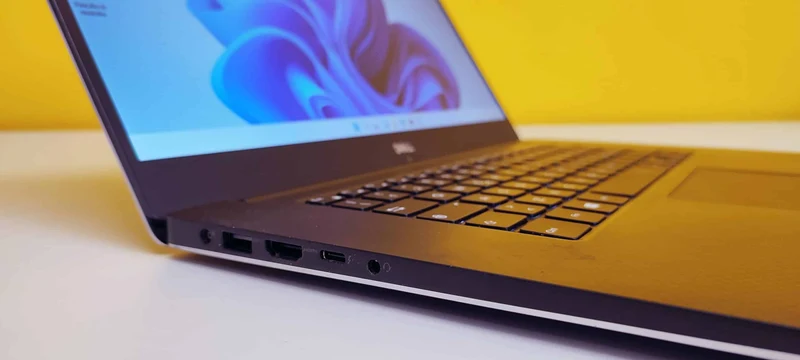 DELL Precision 5530 Workstation portatile 15.6" Full HD IPS Touch | Intel Core i7-8850H 6Cores | Ram 16Gb | SSD 256Gb | Nvidia Quadro P1000 | WiFi HDMI Web Cam | Windows 11 Pro