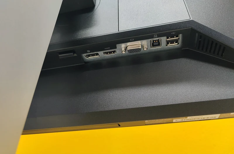 HP E24 G4 Monitor 24" FullHD IPS Luminosità 250 cd/m² Tecnologia Flicker-free Tempo di risposta 5ms Hub USB | HDMI VGA Display Port