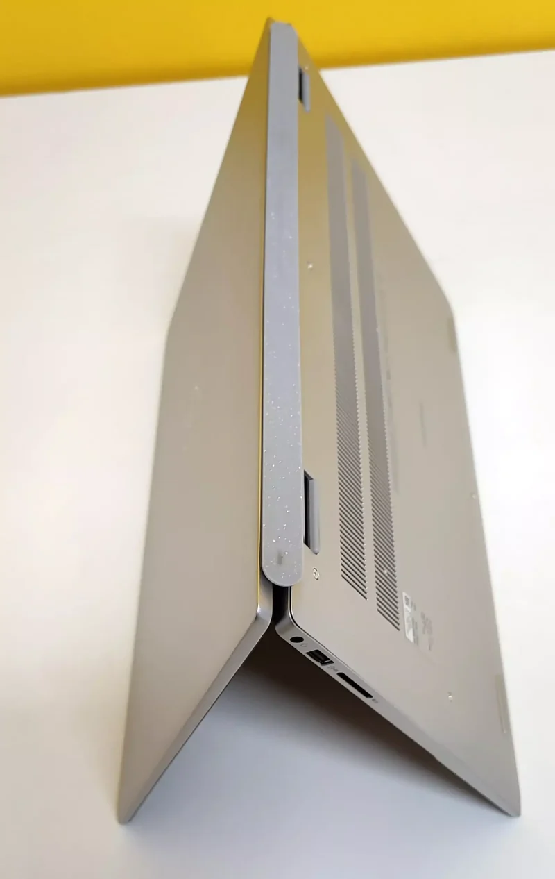 Dell Inspiron 16 - 5625 Notebook Ricondizionato 16" FullHD | AMD Ryzen 7 5825U | Ram 16GB | SSD NVMe 1TB | WiFi Bluetooth HDMI Windows 11 Pro