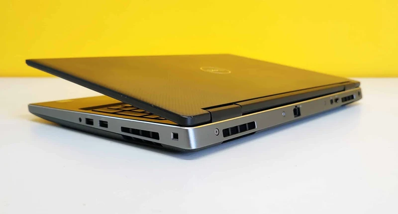Dell Precision 7530 Notebook 15.6" FullHD | Intel Core i9-8950H 6Core | Ram 32Gb | SSD 512Gb | Nvidia Quadro P2000 4GB | Windows 11 Pro Un notebook potente e pronto a tutto