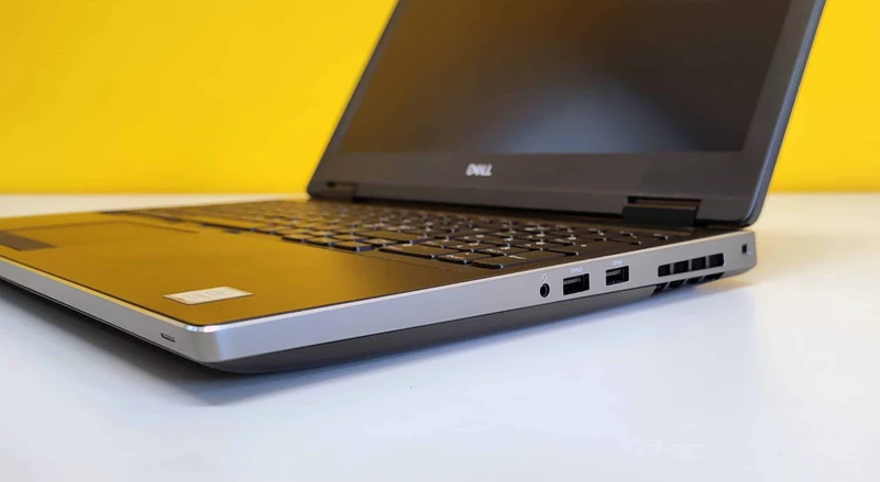 Dell Precision 7530 Notebook 15.6" FullHD | Intel Core i9-8950H 6Core | Ram 32Gb | SSD 512Gb | Nvidia Quadro P2000 4GB | Windows 11 Pro Un notebook potente e pronto a tutto