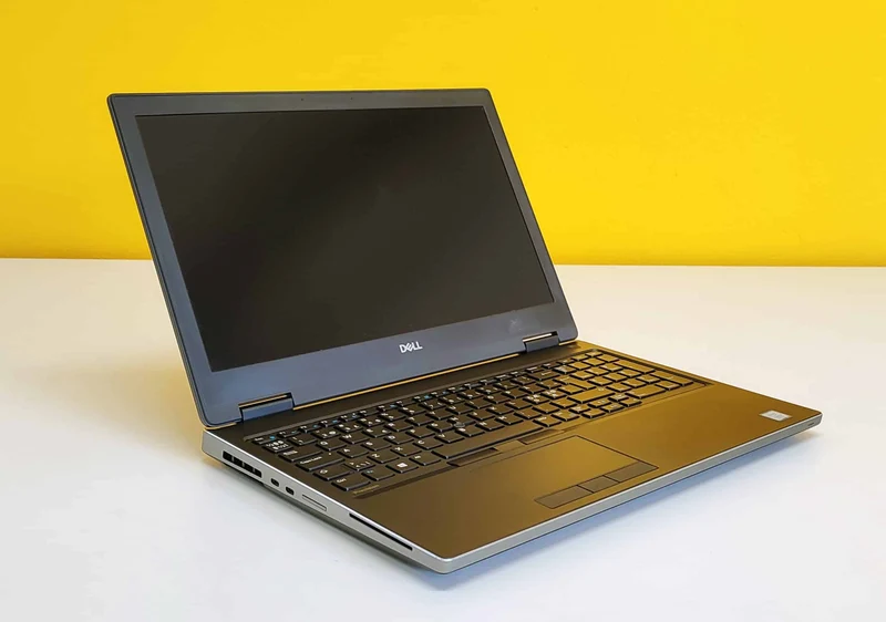 Dell Precision 7530 Notebook 15.6" FullHD | Intel Core i9-8950H 6Core | Ram 32Gb | SSD 512Gb | Nvidia Quadro P2000 4GB | Windows 11 Pro Un notebook potente e pronto a tutto