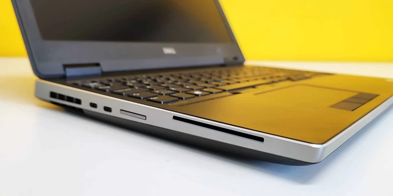 Dell Precision 7530 Notebook 15.6" FullHD | Intel Core i7-8850H 6Core | Ram 32Gb | SSD 512Gb | Nvidia Quadro P2000 4Gb | Windows 11 Pro Un notebook potente e pronto a tutto