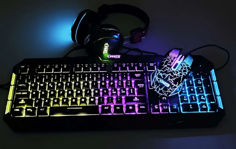 Pc Gaming Comet Phoenix | Intel Core i5-10400F 6Cores | Ram 16/32Gb | SSD M.2 nvme 500Gb | Nvidia GTX 1650 4Gb | WiFi | Windows 11 Pro + Kit Mouse, tastiera, cuffie RGB Il PC Gaming perfetto per il FullHD