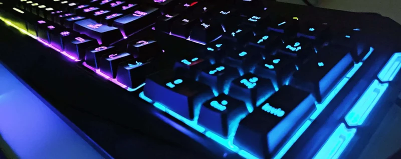 Pc Gaming Comet Phoenix | Intel Core i5-10400F 6Cores | Ram 16/32Gb | SSD M.2 nvme 500Gb | Nvidia GTX 1650 4Gb | WiFi | Windows 11 Pro + Kit Mouse, tastiera, cuffie RGB Il PC Gaming perfetto per il FullHD