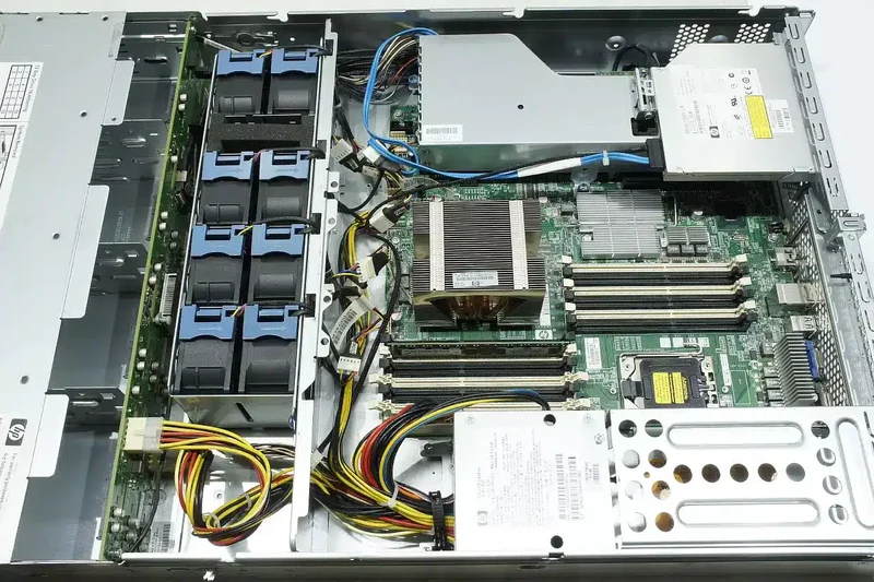 HP Storageworks P4500 G2 AX704A Array di dischi SAN SAS da 12 Bay 3.5″ 2U Rack Prodotto professionale per archiviare una grande quantità di dati