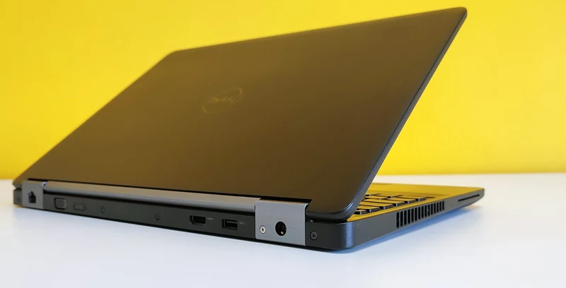 Bundle Dell Latitude E5570 Notebook 15.5″ 1920×1080 FullHD | Intel Core i5-6300HQ 2.3Ghz | 16Gb Ram | 256Gb SSD | Windows 11 Pro Tastiera ITA + Dell P2217H Monitor LED IPS 22″ FullHD + Kit Mouse e Tastiera Wireless