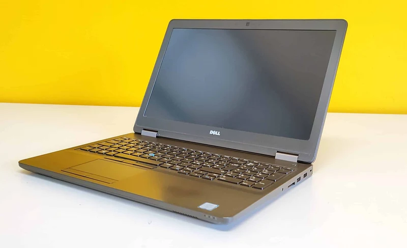 Bundle Dell Latitude E5570 Notebook 15.5″ 1920×1080 FullHD | Intel Core i5-6300HQ 2.3Ghz | 16Gb Ram | 256Gb SSD | Windows 11 Pro Tastiera ITA + Dell P2217H Monitor LED IPS 22″ FullHD + Kit Mouse e Tastiera Wireless