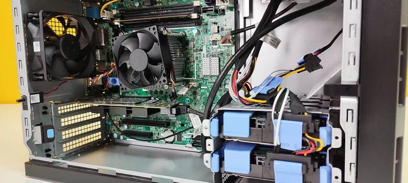 DELL PowerEdge T130 Server | Intel Xeon E3-1220 V5 3GHz | Ram 16Gb | Supporto Raid PERC H330 Il Server Compatto, potente e dalle capacità illimitate
