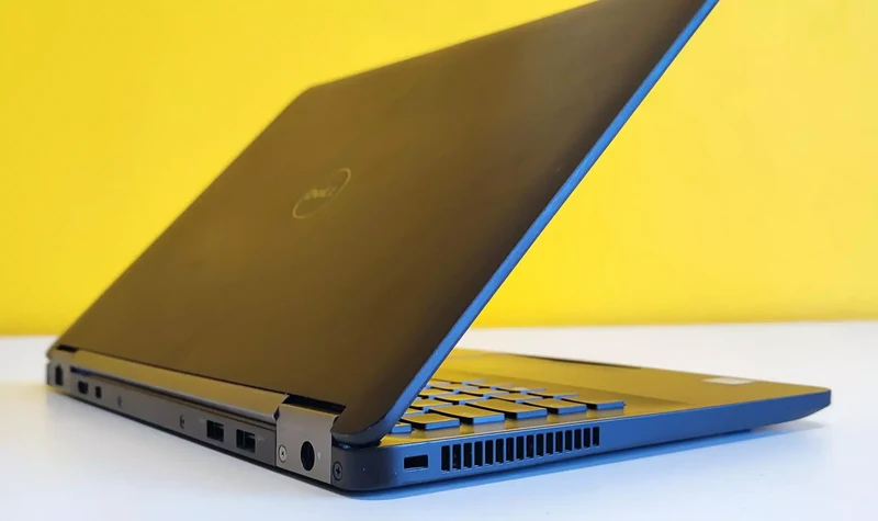 DELL Latitude E7270 Notebook 12.5" 1366x768 Pixel | Intel Core i5-6300U 2.4Ghz | Ram 8Gb | SSD 256Gb |Windows 10 Pro | Tastiera Italiana Grado B