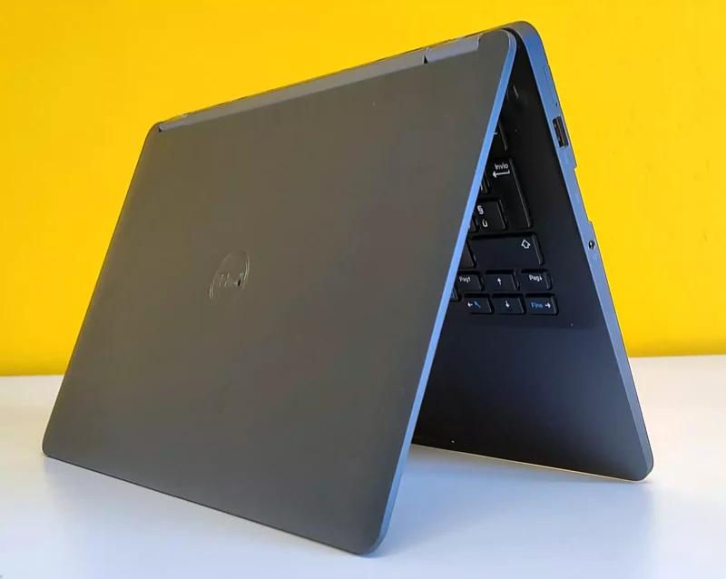 DELL Latitude E7270 Notebook 12.5" 1366x768 Pixel | Intel Core i5-6300U 2.4Ghz | Ram 8Gb | SSD 256Gb |Windows 10 Pro | Tastiera Italiana Grado B
