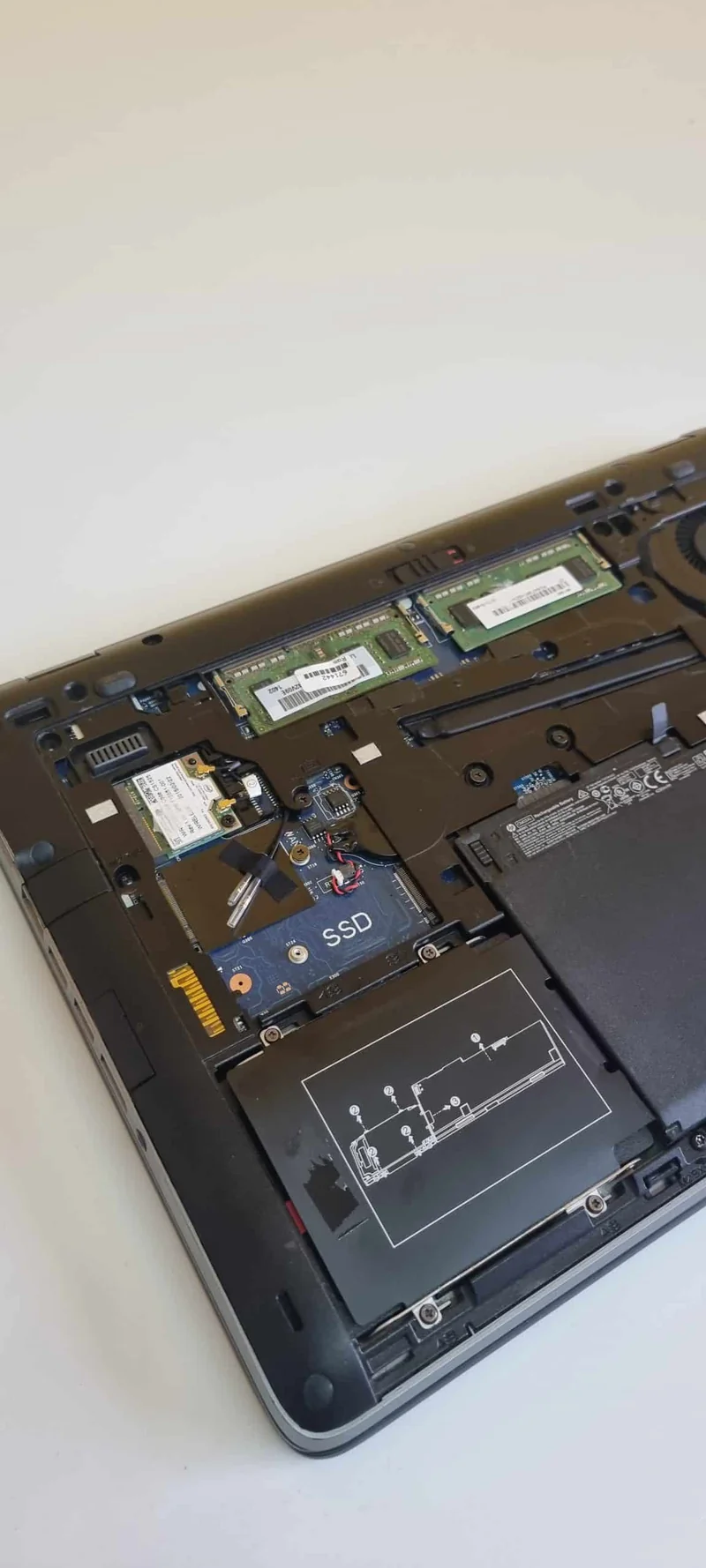 Hp EliteBook 840 G1 Notebook | Intel Core i5-4300U 1.9Ghz | 14" Pollici | 8Gb Ram | 240Gb SSD | Tastiera Italiana | WebCam WiFi | Windows 10 Grado B