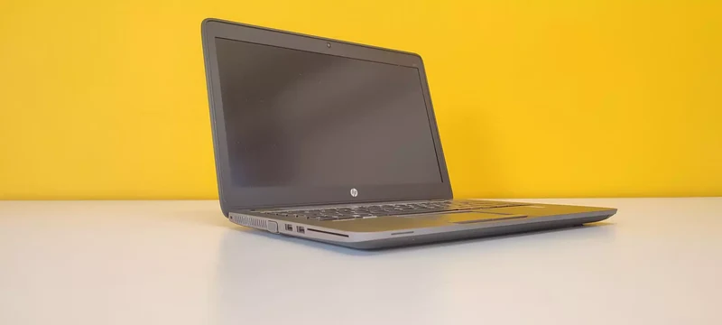 HP Elitebook 840 G2 Notebook 14" HD | Intel Core i5-5300U 2.4Ghz | Ram 8Gb | SSD 256Gb | Tastiera ITA | Windows 10 Pro Grado B