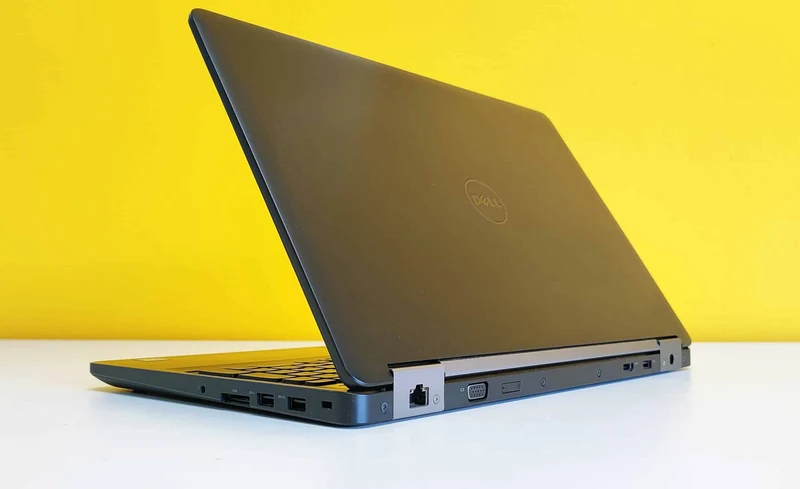 Dell Latitude E5570 Notebook 15.5″ 1920x1080 FullHD | Intel Core i5-6300U 2.4Ghz | 8Gb Ram | 256Gb SSD | Windows 11 Pro Tastiera ITA