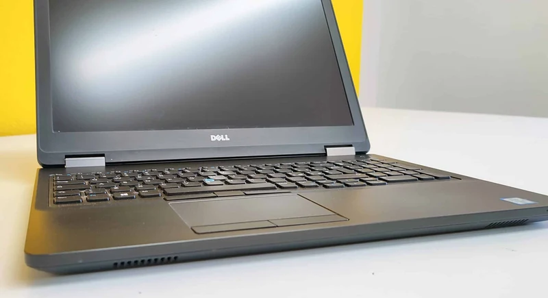 Dell Latitude E5570 Notebook 15.5″ 1920x1080 FullHD | Intel Core i5-6300U 2.4Ghz | 8Gb Ram | 256Gb SSD | Windows 11 Pro Tastiera ITA