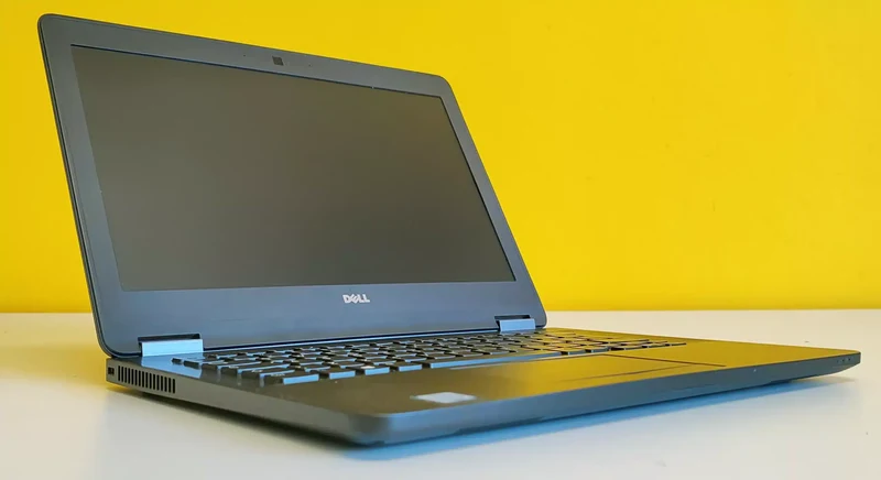 DELL Latitude E7270 Notebook 12.5" 1366x768 Pixel | Intel Core i5-6300U 2.4Ghz | SSD 256Gb |Windows 11 Pro | Tastiera Italiana