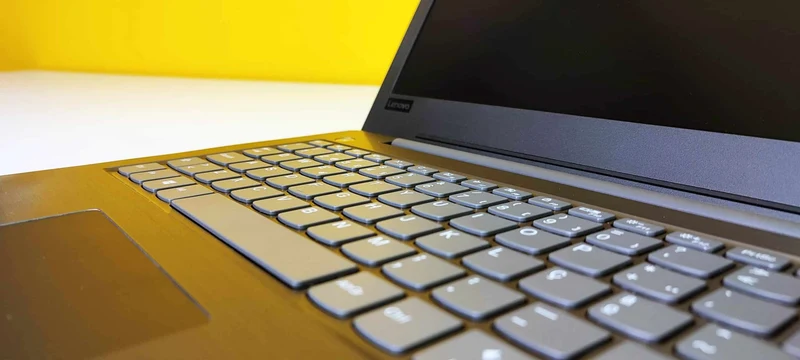 Lenovo V330-15IKB Notebook 15.5" FullHD | Intel Core i5-8250U 1.6Ghz | Ram 8Gb | HDD 1Tb | Windows 11 Pro