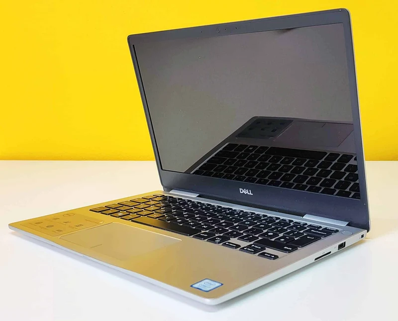 Dell Inspiron 7370 Notebook 13.3" FullHD | Intel Core i7-8550U 1.8Ghz | Ram 8Gb | SSD 1Tb | Tastiera US | Windows10 Pro