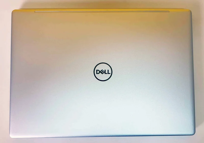 Dell Inspiron 7370 Notebook 13.3" FullHD | Intel Core i7-8550U 1.8Ghz | Ram 8Gb | SSD 1Tb | Tastiera US | Windows10 Pro