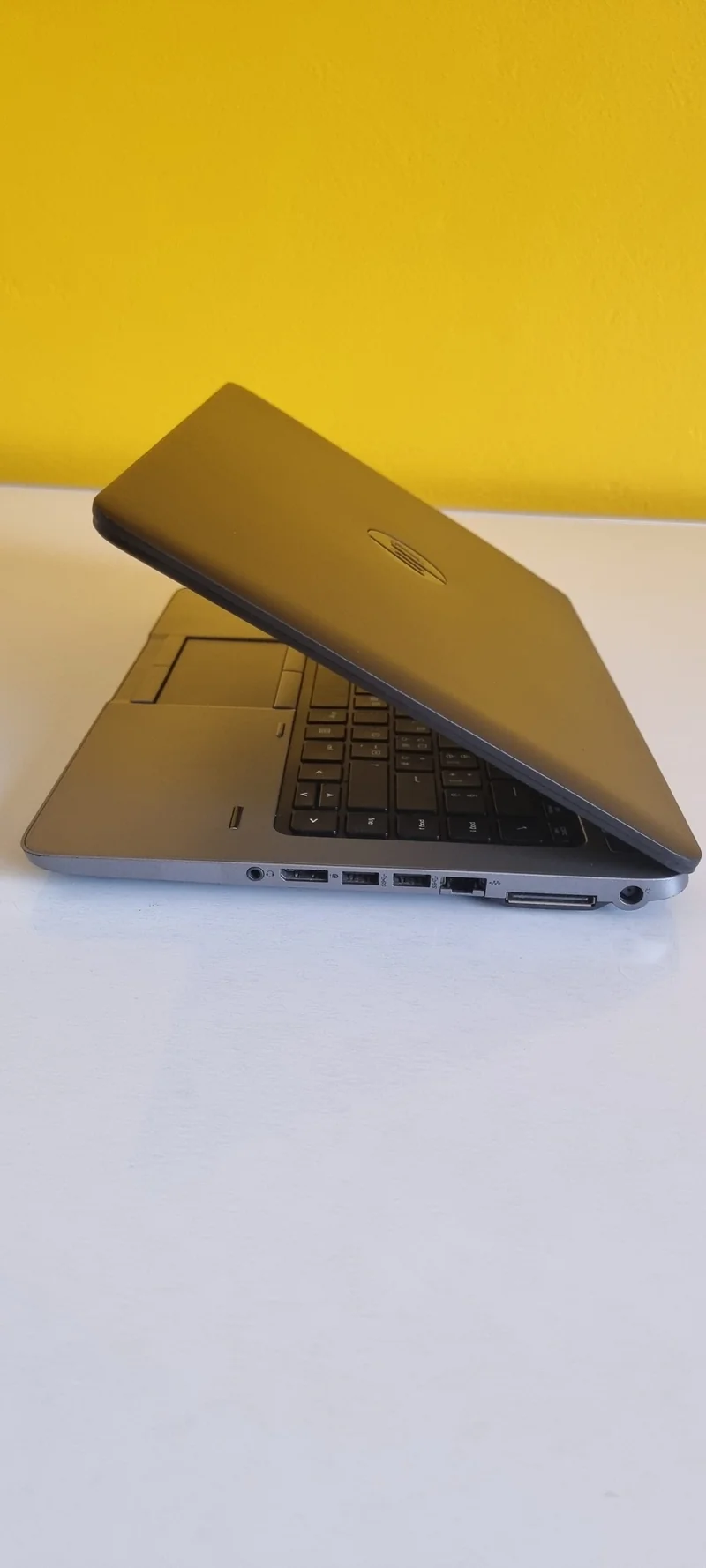 Hp EliteBook 840 G1 Notebook | Intel Core i5-4300U 1.9Ghz | 14" Pollici | 8Gb Ram | 240Gb SSD | Tastiera Italiana | WebCam WiFi | Windows 10 |