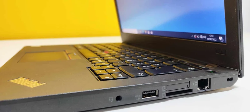 Lenovo ThinkPad X270 Notebook 12.5″ 1366×768 | Intel Core i5-6200U 2.3Ghz | 8GB RAM | HDMI-WiFi-WebCam-Tastiera Italiana | WINDOWS 10 PRO